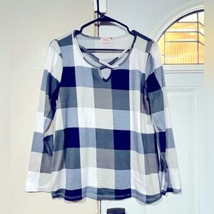 Women’s medium Pulse Boutique criss cross plaid top